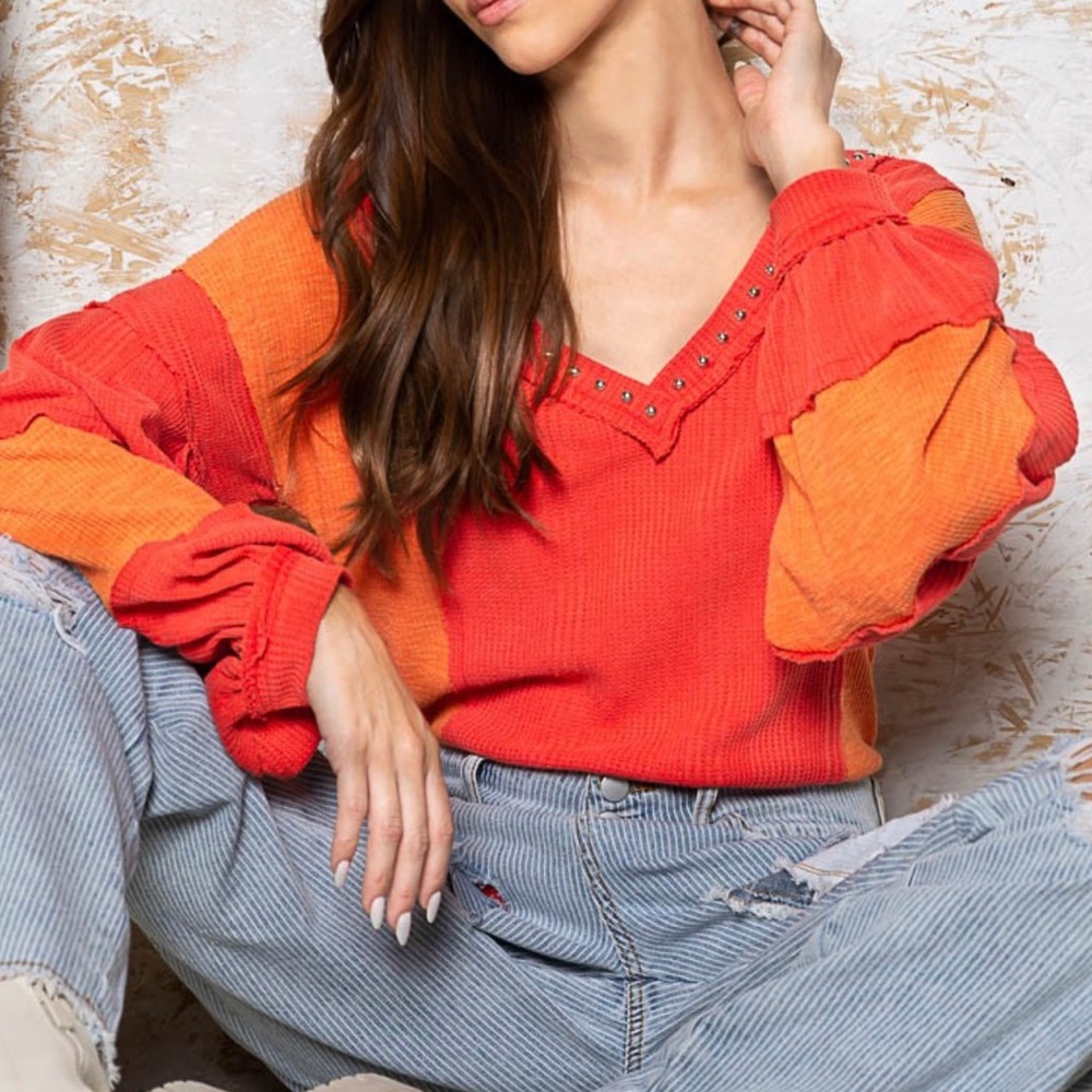 B127🧡❤️NEW!POL perfect v-neck tangerine+ red top w/stud accents+ keyhole back! - Picture 10 of 11